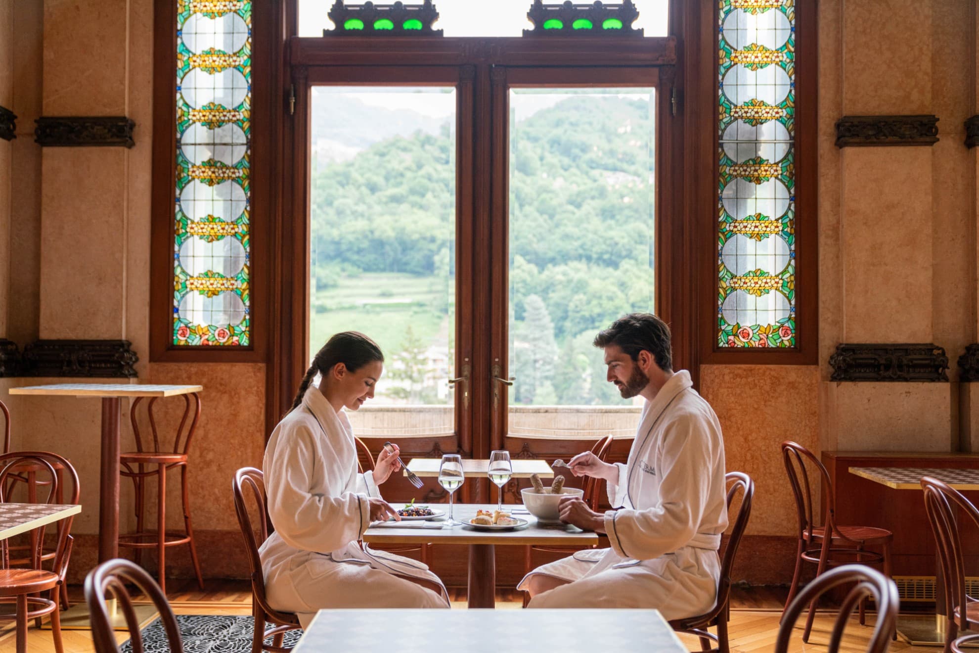 Coppia che fa colazione in una sala del resort QC.