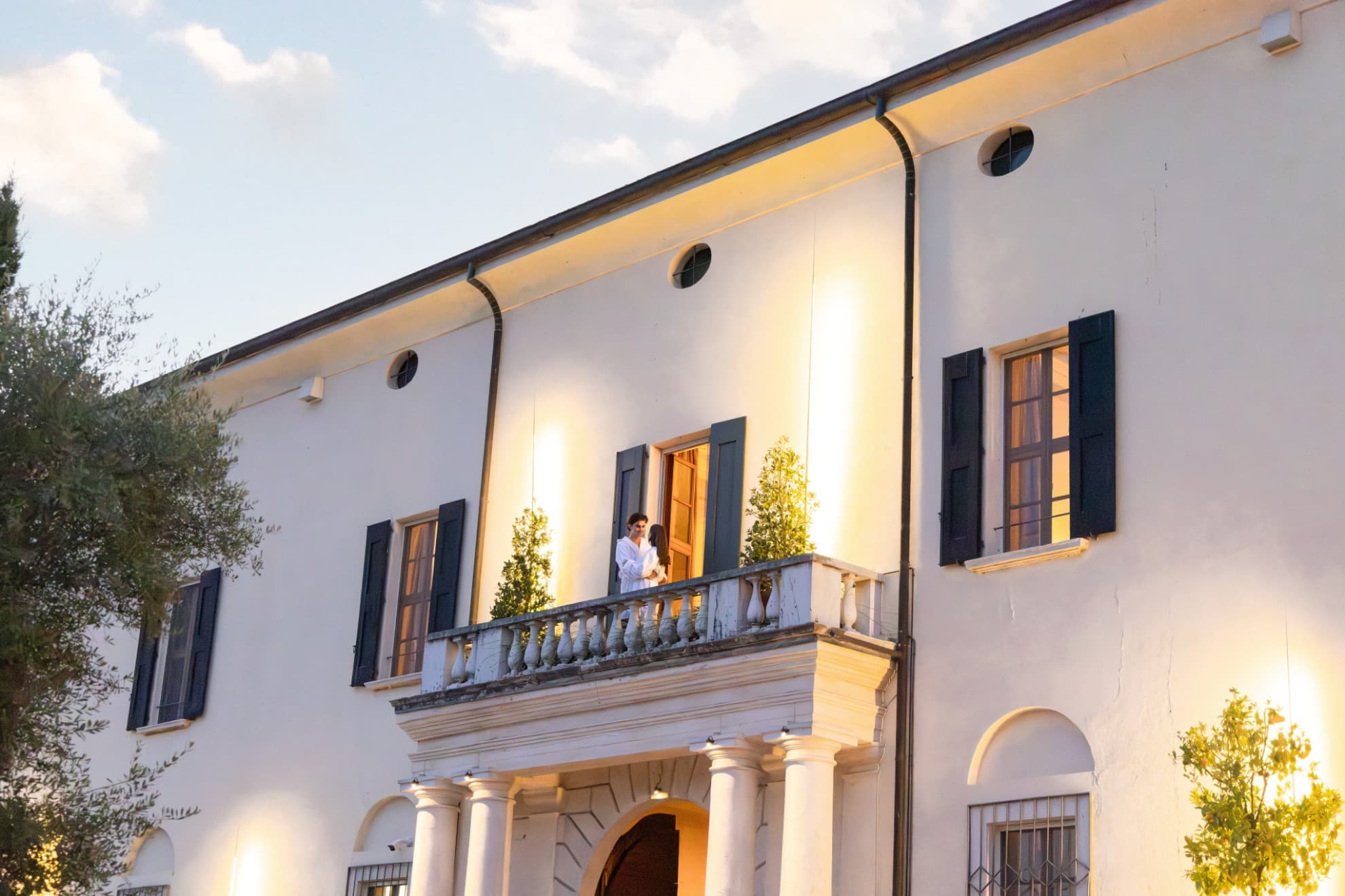 Esterno resort con coppia sul balconcino.